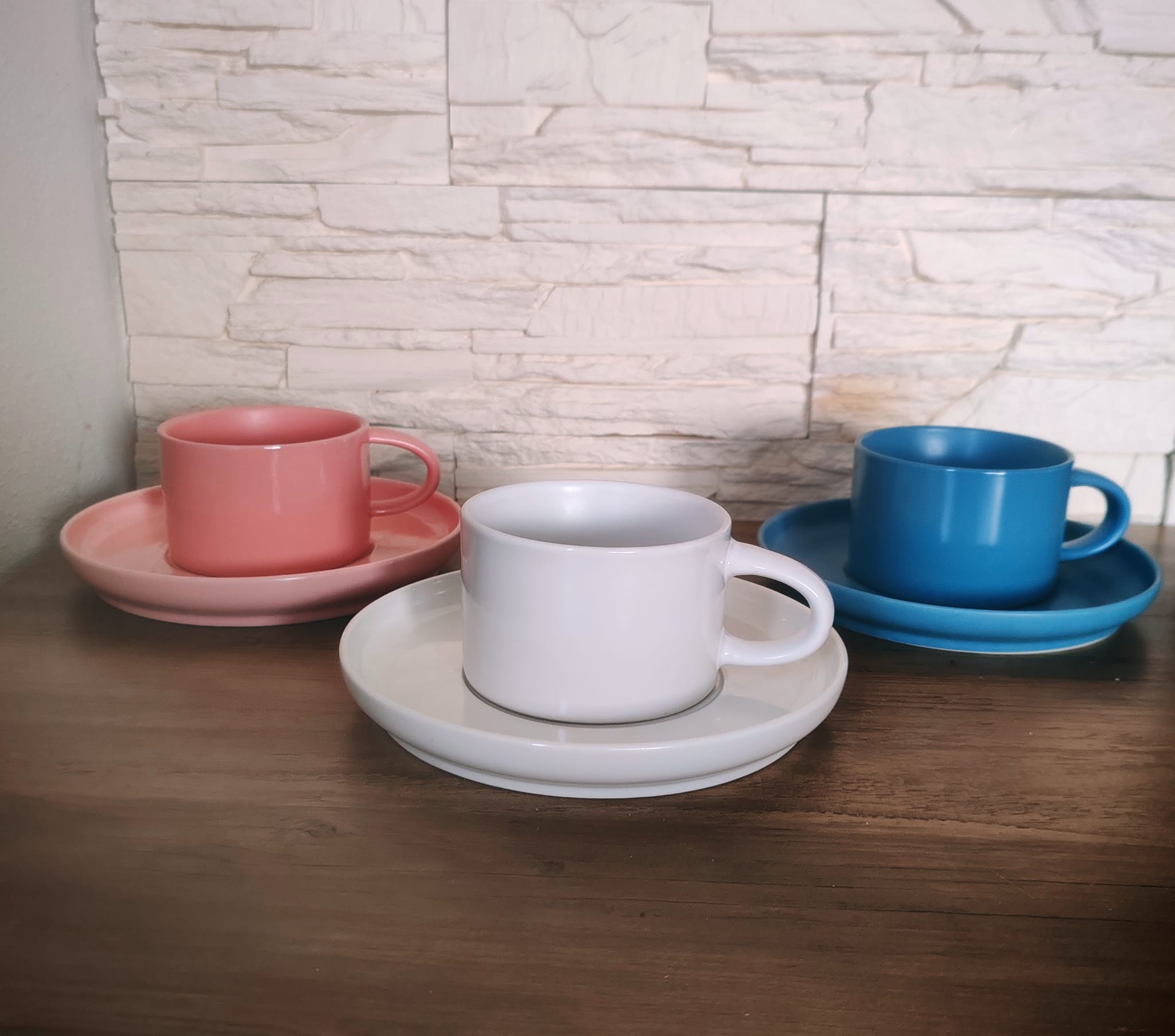 Hrnček Makrónka  A VÉLETLEN Kolléganőkké  TETT MINKET ,   VISZONT A NEVETÉS   ÉS A KÖZÖS ÉLMÉNYEK  TETTEK barátnőkké