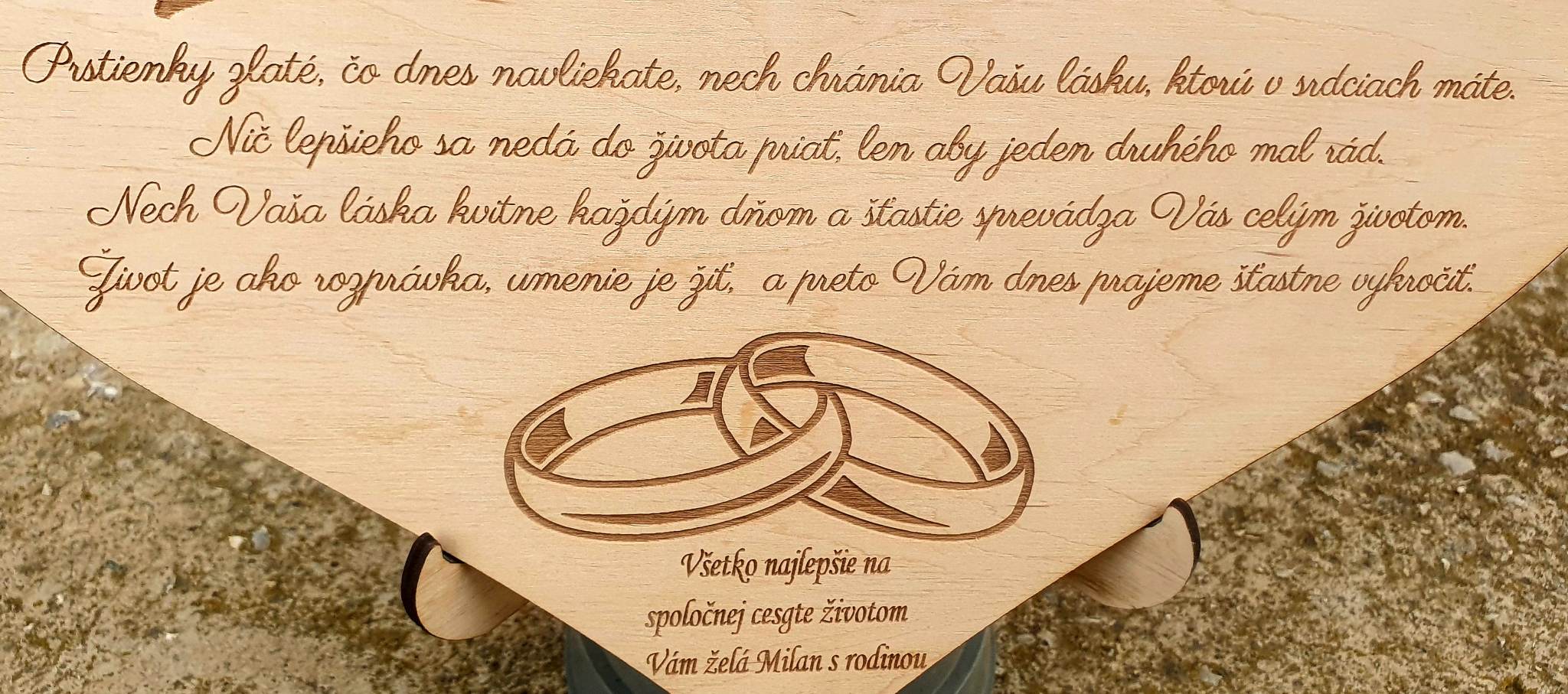 Svadobné drevené srdiečko na darovanie peňazí - Az első milliótok