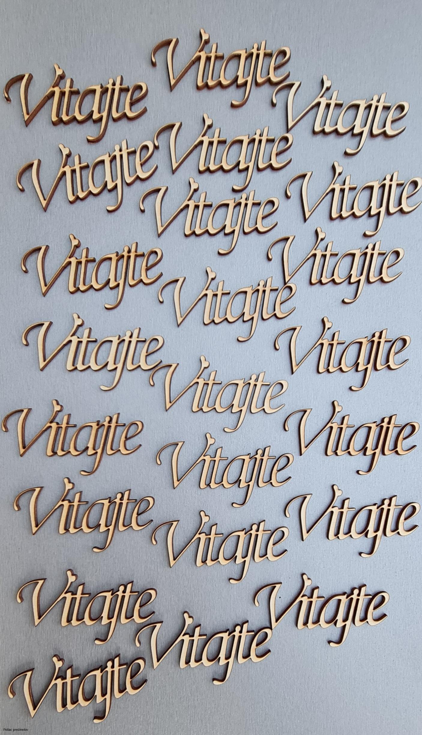 Okrúhly drevený výrez na krstiny s menom