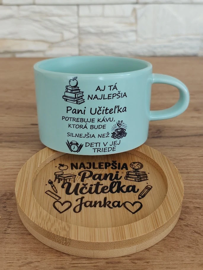Keramická šálka Makrónka s bambusovou podšálkou – Aj tá najlepšia Pani Učiteľka potrebuje kávu, ktorá bude silnejšia než DETI V JEJ TRIEDE