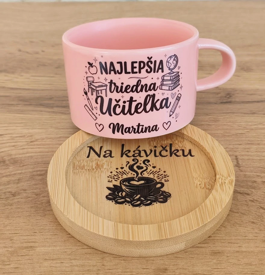 🌸 Darčeková súprava pre najlepšiu triednu učiteľku: Hrnček makrónka s gravírovanou bambusovou podtáckou