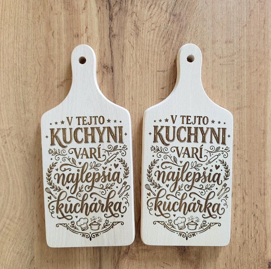 Gravírovaná drevená doska: „V tejto kuchyni varí najlepšia kuchárka“