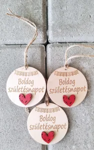 Drevená etiketa na fľašu Boldog születésnapot