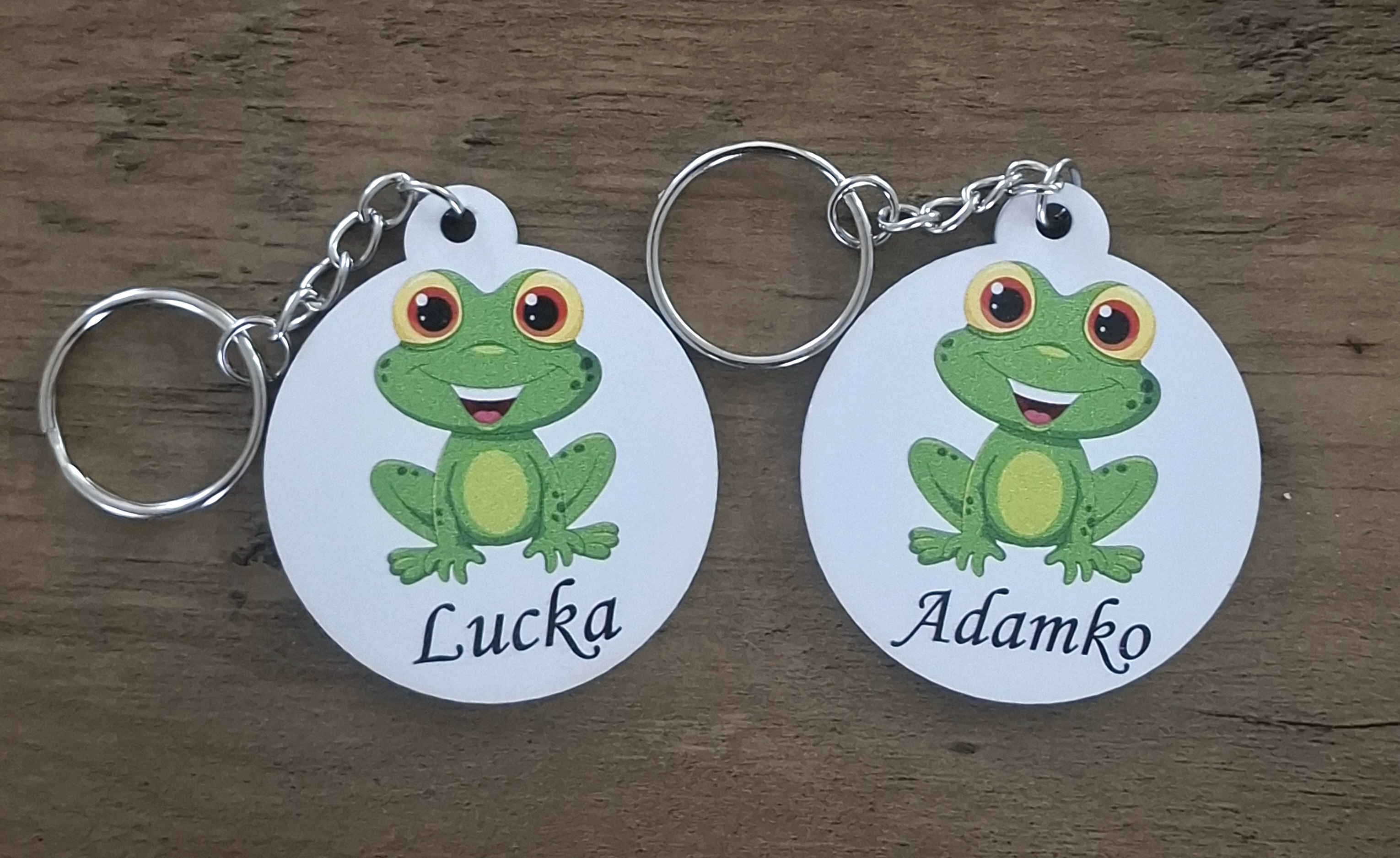 Drevená kľúčenka žabka