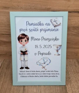 Drevený fotorám pamiatka na prvé sväté prijímanie chlapec