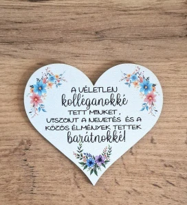 Magnetka srdiečko A VÉLETLEN Kolléganőkké  TETT MINKET ,   VISZONT A NEVETÉS   ÉS A KÖZÖS ÉLMÉNYEK  TETTEK barátnőkké