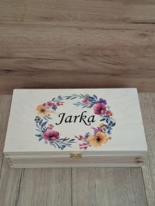 Drevená krabička kvietky s menom
