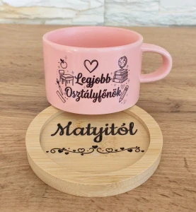 🌸 Darčeková súprava Legjobb Osztályfőnök: Hrnček makrónka s gravírovanou bambusovou podtáckou