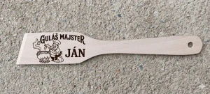 Drevená vareška s gravírovaním „Guláš Majster“