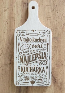 Gravírovaná drevená doska: „V tejto kuchyni varí najlepšia kuchárka“