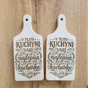 Gravírovaná drevená doska: „V tejto kuchyni varí najlepšia kuchárka“