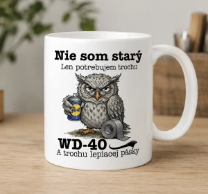 Biely keramický hrnček – „Nie som starý, len potrebujem trochu WD-40 a trochu lepiacej pásky“ (s krabičkou)