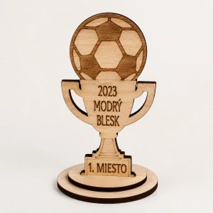 Drevená futbalová trofej s vlastným textom – originálne ocenenie pre víťazov