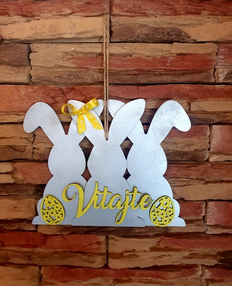 Veľkonočná drevená dekorácia na dvere Zajace