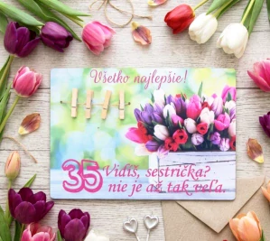 Drevená tabuľa Tulipány v bedničke Vidíš  nie je až tak veľa