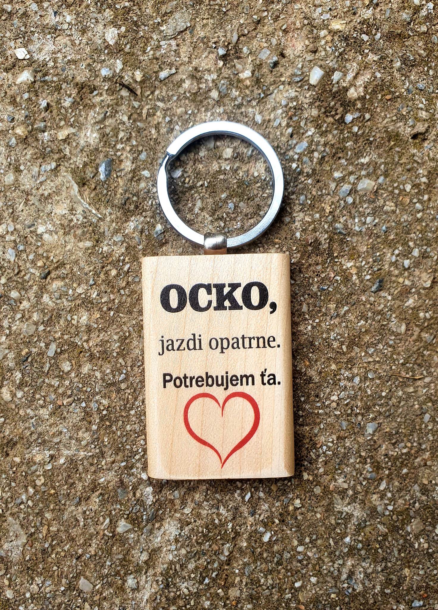 Drevená kľúčenka Ocko, jazdi opatrne. 