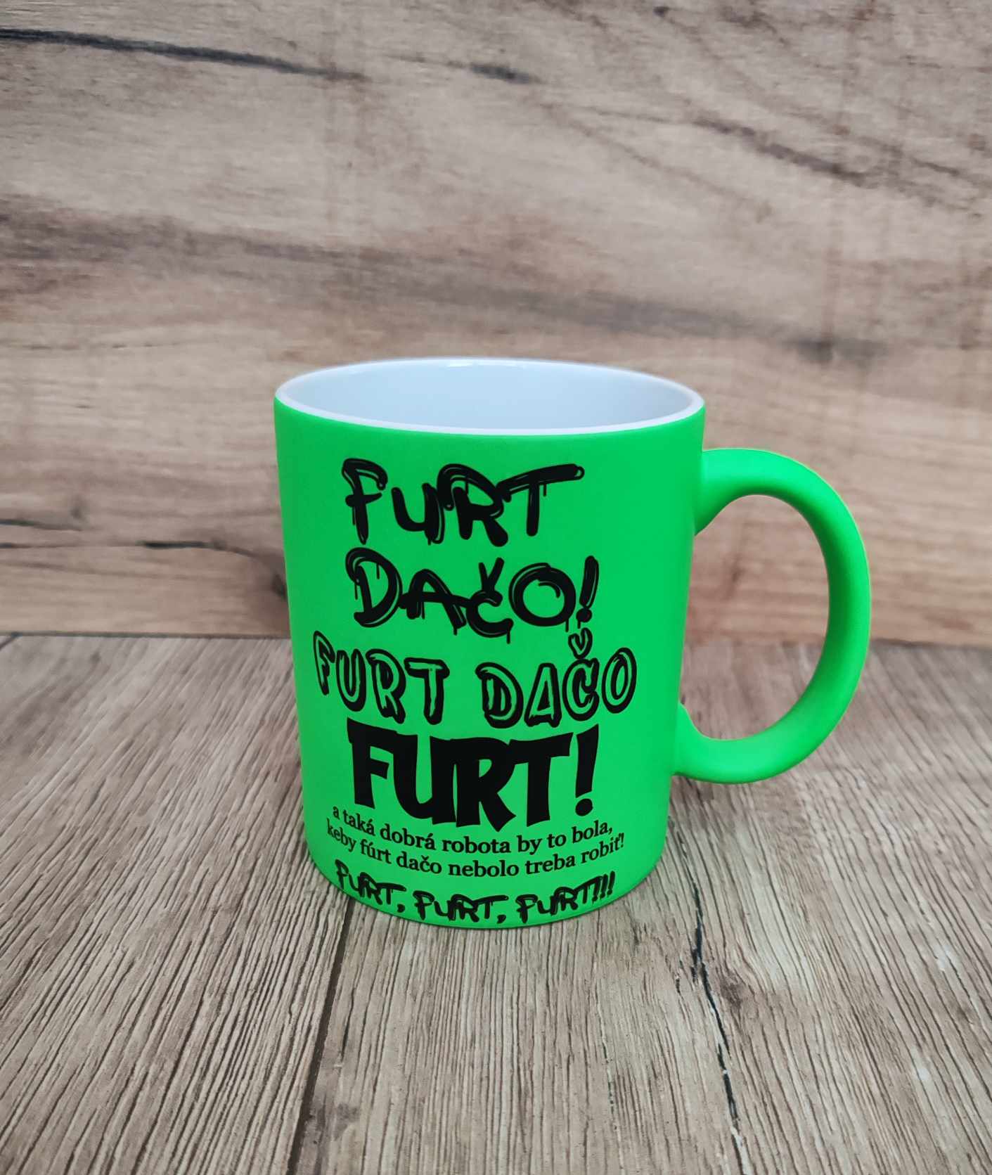 Zelený neónový Hrnček Furt dačo (s krabičkou)