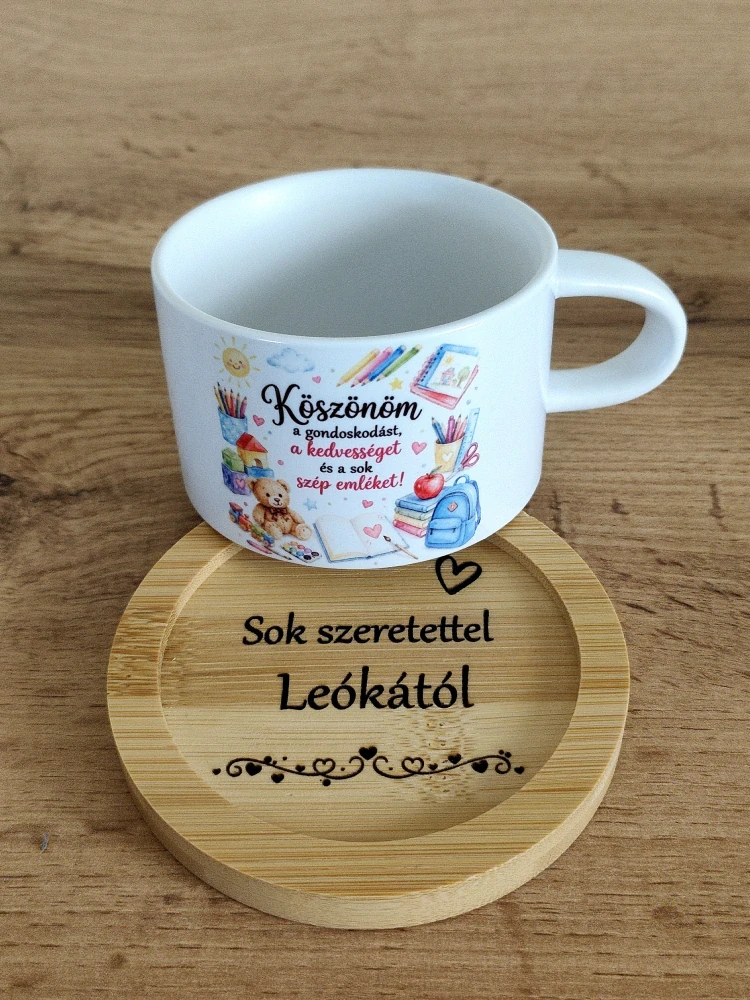 🌸 Hrnček makrónkapre pani učiteľku s venovaním a gravírovanou bambusovou podtáckou