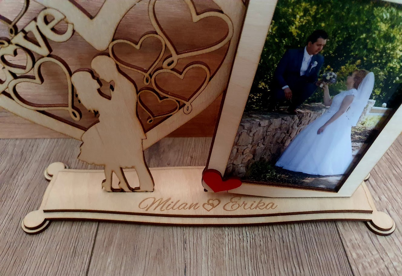 Drevený stojan na fotku so srdiečkom 