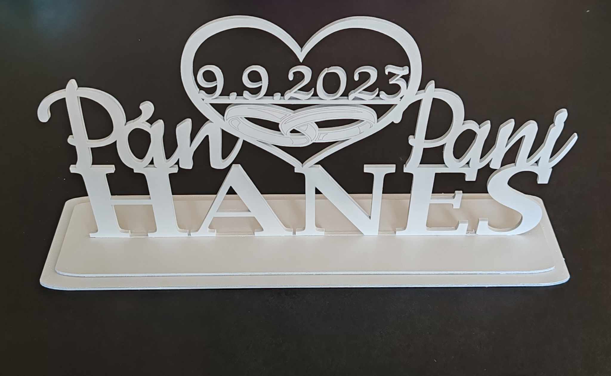 Svadobný stojan pán a pani s priezviskom